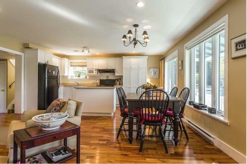 Lovely Lac-brome 3 Bedroom Lakefront Cottage