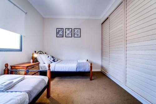 South Perth Family Gem Parking, Stroll To River