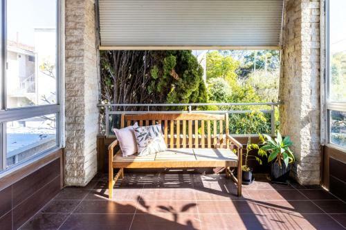 Charming 2br Apartment In A Great Location With Wifi & Bbq