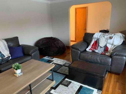 Beautiful Bright Bungalow With Fireplace Near Lake