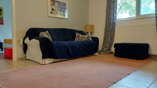 Joan's Airport Apartment