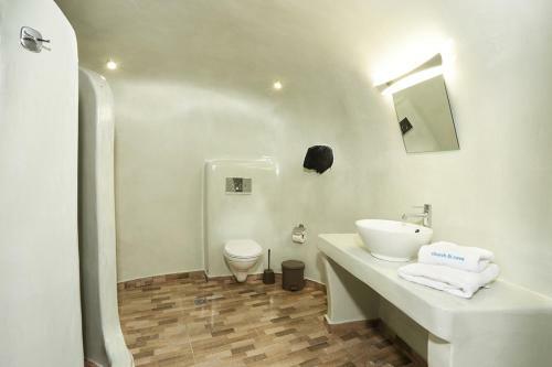 Church And Cave - Santorini Private Residences