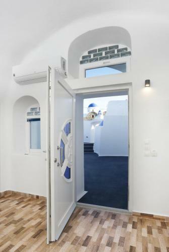 Church And Cave - Santorini Private Residences