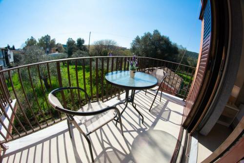 Costas Apartments