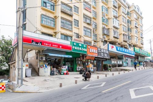 Hotel Qingdao Shinan�wusi Square�