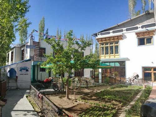 Hostal Sky Land Guest House