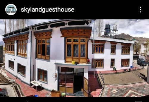 Hostal Sky Land Guest House