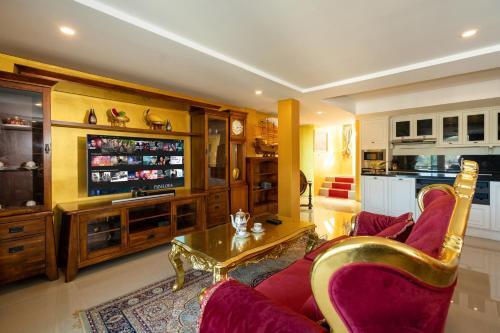 Exclusive Castle Villa With Two Pools+gym+cinema Patong