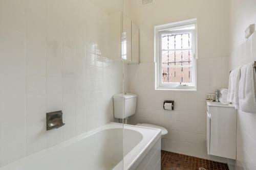 Bright & Sunny 2-bed Kensington Apartment