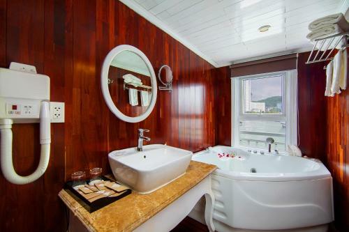 Signature Halong Cruise