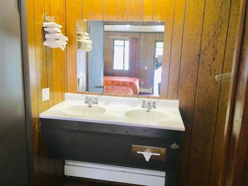 Granada Inn Motel - Kalkaska
