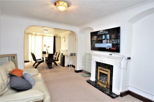 London Deluxe 3 Bedroom House With Parking Space