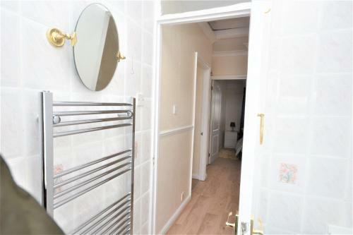 London Deluxe 3 Bedroom House With Parking Space