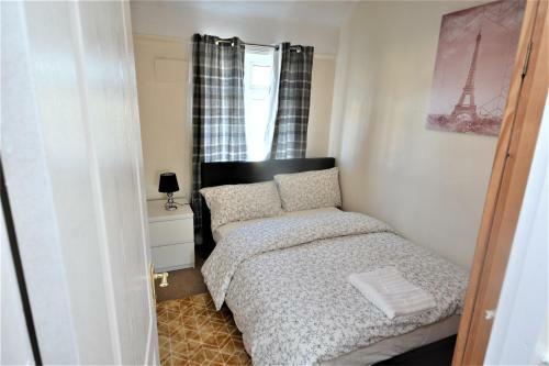 London Deluxe 3 Bedroom House With Parking Space