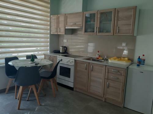 Soula's Sunshine Green Apartment