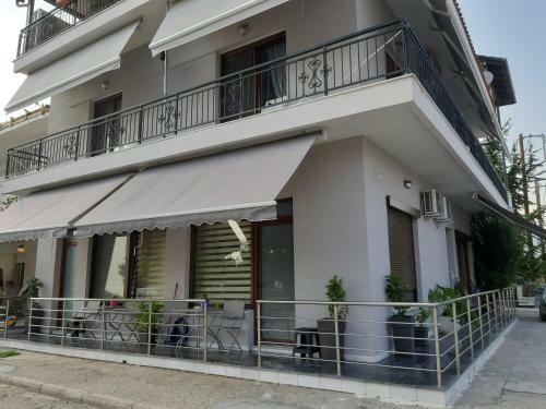 Soula's Sunshine Green Apartment