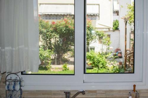 Cozy & Private Studio With A Rose Garden