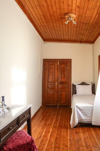 Under The Clock Tower (greek Traditional 125m2 Home)
