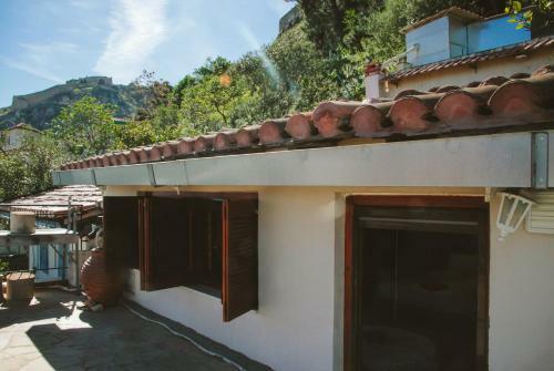 Under The Clock Tower (greek Traditional 125m2 Home)