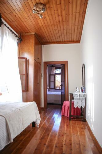 Under The Clock Tower (greek Traditional 125m2 Home)