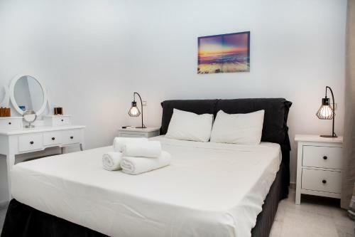 Caper-2 Bedroom Traditional Home With Amazing View