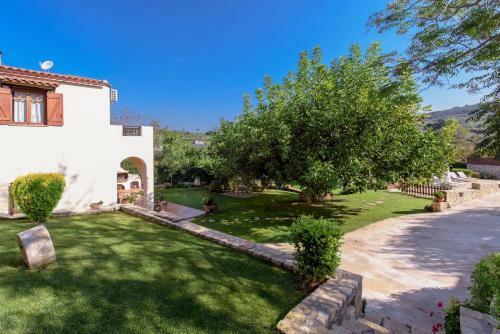 Alia Stone Villa-ideal For Families & Private Heated Pool