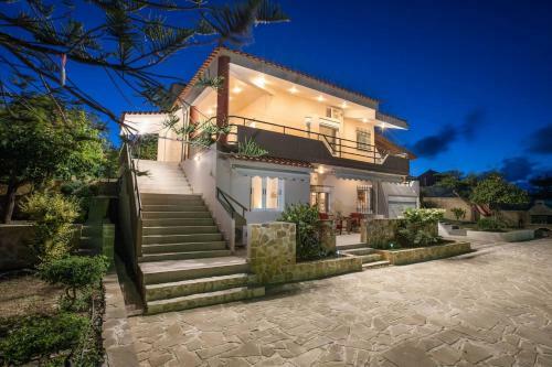 Villa Apella ? Private Yard & Pool ? 8 Guests