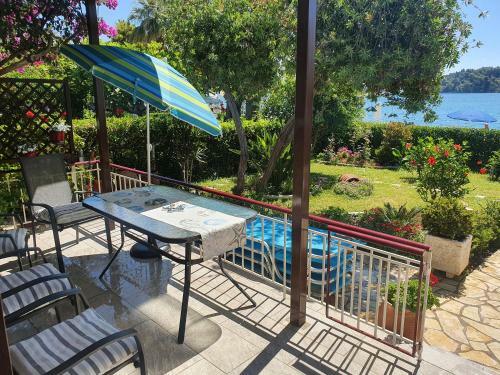 Daglas Beach House At Nidri
