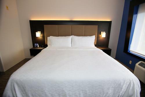 Holiday Inn Express Hotel & Suites Ashland