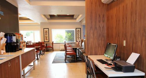 Holiday Inn Express Hotel & Suites Ashland
