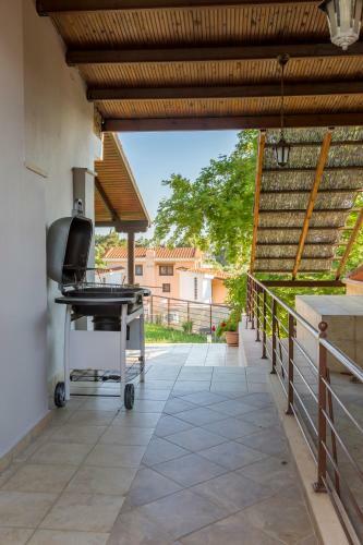 Villa Kristin 2 - Great Location, Sea Views, Bbq