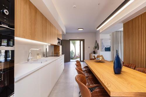 Lagoon Seabreeze Villa, Sumptuous Retreat!