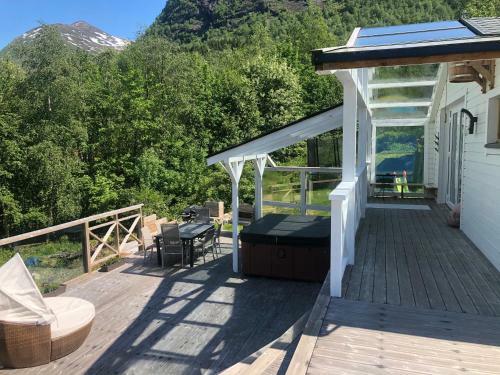 J�lster Holiday Home