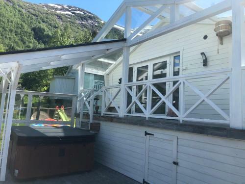 J�lster Holiday Home