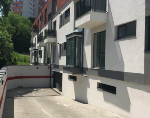 Lily Central Apartment With Free Parking