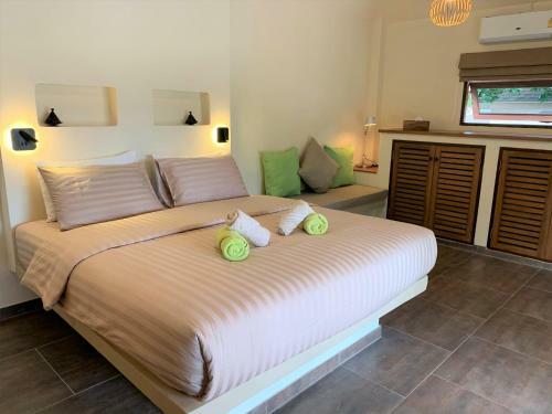 Baan Thamarchat 3 Villas 13 Bedrooms & Shala