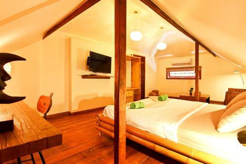 Baan Thamarchat 3 Villas 13 Bedrooms & Shala