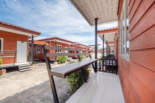 Hotel Vaccinated Staff - Oyo 1166 Train Way Resort