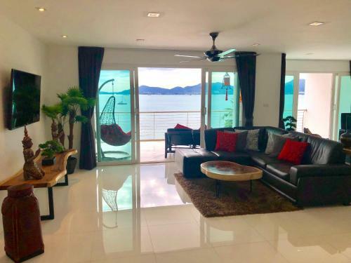 D-lux 4 Bed Beachfront Apartment With Sea View