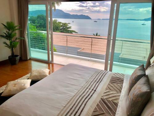 D-lux 4 Bed Beachfront Apartment With Sea View