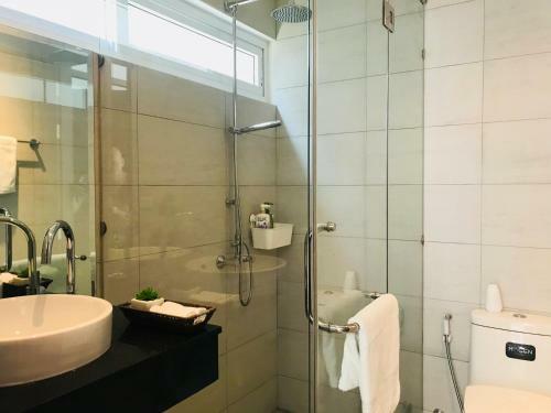 Phuket Mountain View 2br Waterfall Pool Villa In Kamala