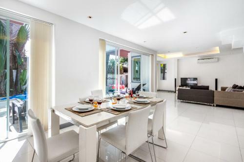 Walk 700m To Kamala Beach Comfortable And Spacious Two-story Villa