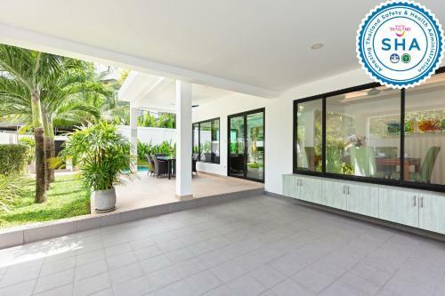 Villa White Pool