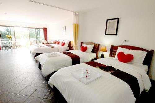 Hotel Deng's Kamala Beach Guesthouse