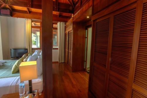 Luxury 5 Bedrooms Villa With Seaview Infinity Pool Overlooking Surin Beach