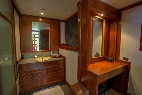 Luxury 5 Bedrooms Villa With Seaview Infinity Pool Overlooking Surin Beach