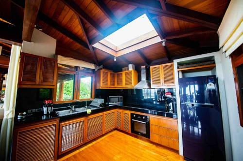Luxury 5 Bedrooms Villa With Seaview Infinity Pool Overlooking Surin Beach