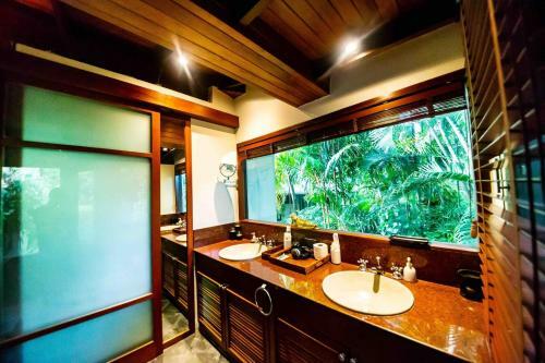 Luxury 5 Bedrooms Villa With Seaview Infinity Pool Overlooking Surin Beach