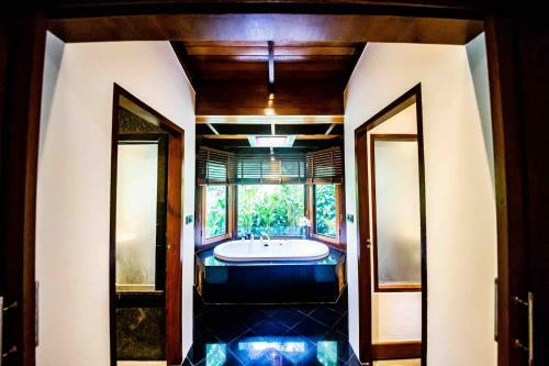 Luxury 5 Bedrooms Villa With Seaview Infinity Pool Overlooking Surin Beach