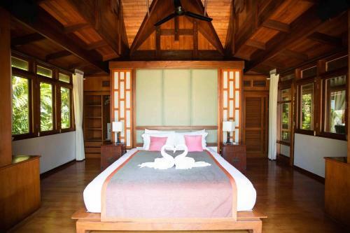 Luxury 5 Bedrooms Villa With Seaview Infinity Pool Overlooking Surin Beach